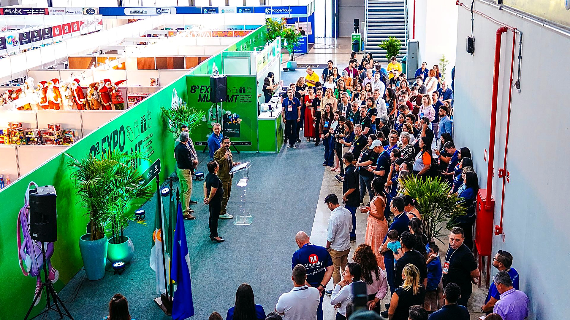 Público e representantes reunidos na abertura da EXPOMULTI